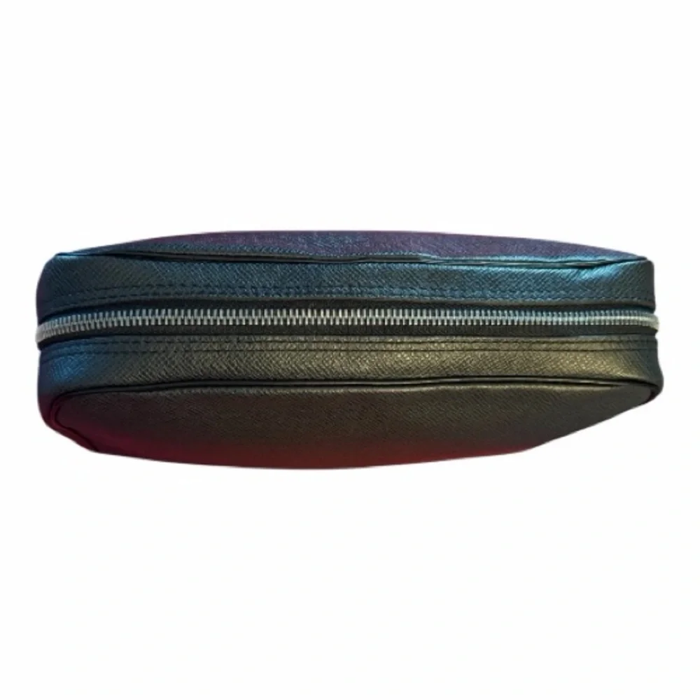 LOUIS VUITTON Men’s Dock Kit Taiga Trousse Toilette GM Clutch Bag Black